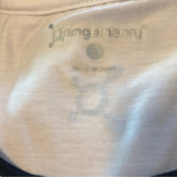 Women’s shirt size small - Picture 4 of 4